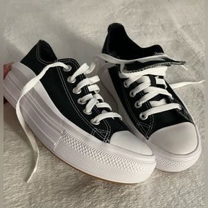 Platform Converse Chuck Taylors// Black and White size 7 1/2